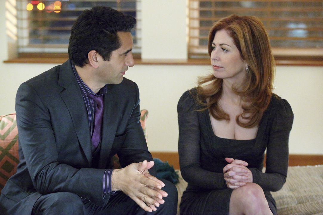Verbringen einen schönen Abend miteinander: Derek (Cliff Curtis, l.) und Megan (Dana Delany, r.) - Bildquelle: 2010 American Broadcasting Companies, Inc. All rights reserved.
