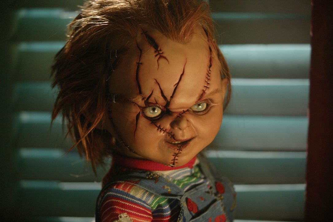 Kaum wieder unter den Lebenden, beginnt Chucky auch schon gleich ein blutiges Massaker an den Schauspielern, die gerade einen Film über ihn und sein... - Bildquelle: Constantin Film