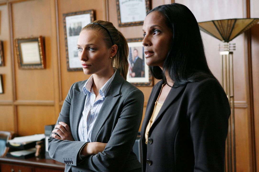 Haben die beiden Sekretärinnen Nicole Cameron (Shari Headley, r.) und Scarlett Price (Michaela McManus, l.) einen Hinweis auf den Mörder von ihrem C... - Bildquelle: ABC Studios