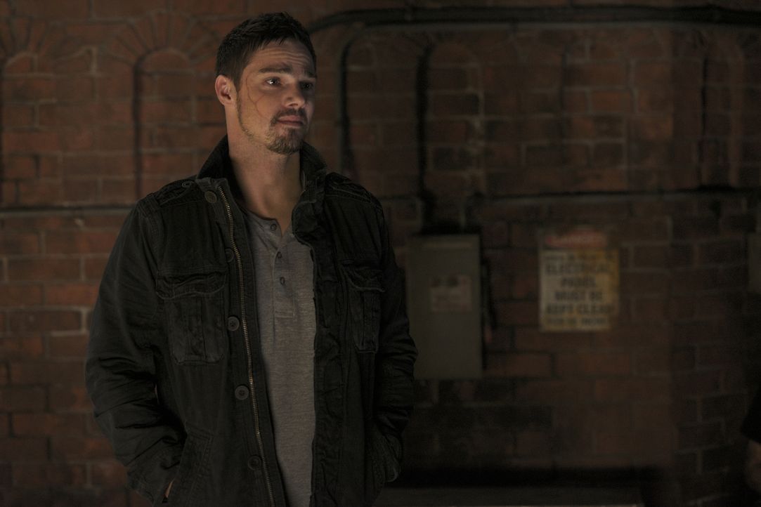 Als Vincents (Jay Ryan) Wunde bei einer Schießerei wieder anfängt zu bluten, verliert er das Bewusstsein und träumt davon, wie Cats Leben ausgesehen... - Bildquelle: Sven Frenzel 2016 The CW Network. All Rights Reserved.
