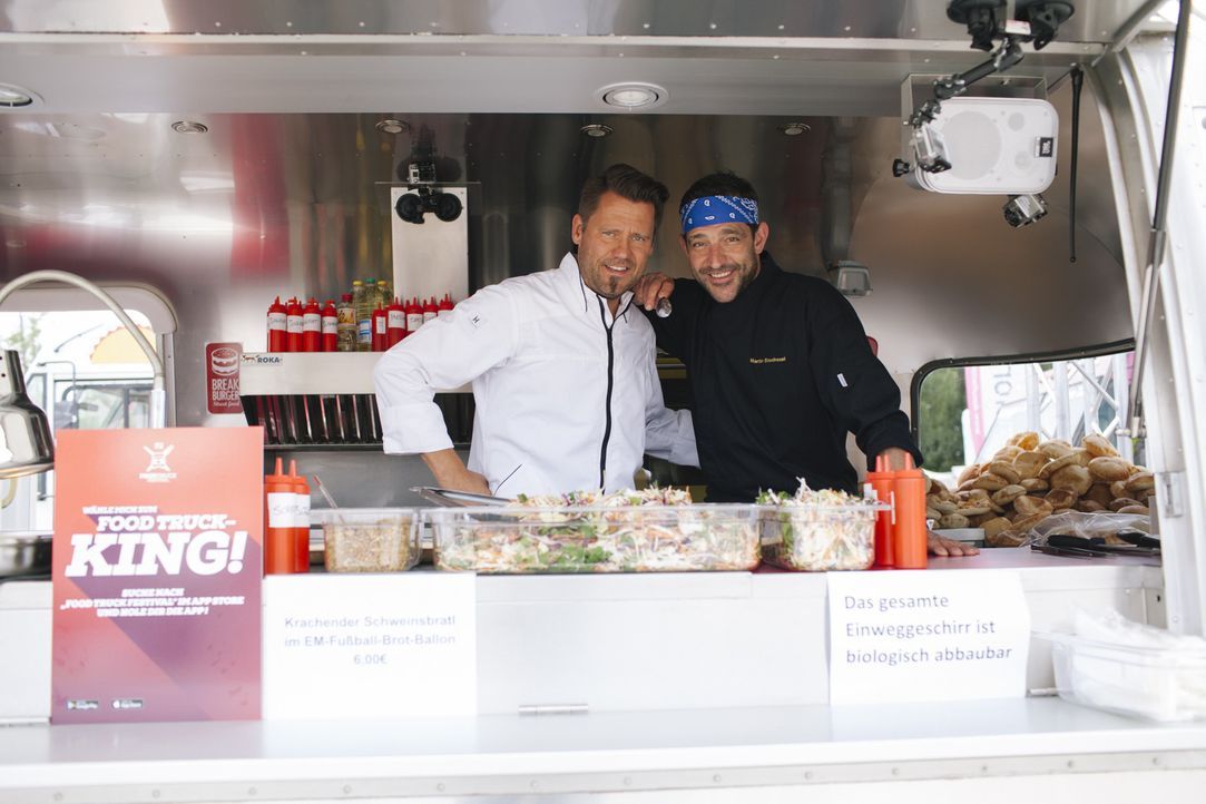 Wie werden sich die beiden Starköche Mike Süßer (l.) und Martin Baudrexel (r.) auf dem "kabel eins Food Truck Festival" in München bei ihrem ersten... - Bildquelle: Stefan Hobmaier kabel eins