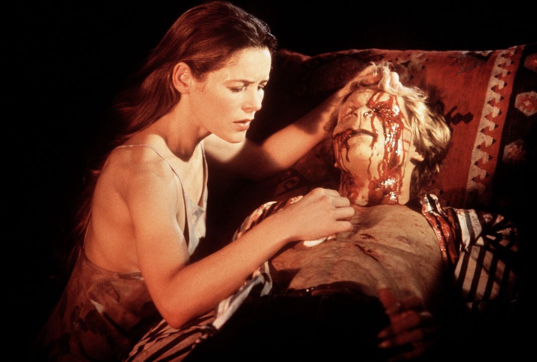 Mary (Alice Krige, l.) braucht dringend für ihren verletzten Schlafwandler-Sohn Charles (Brian Krause, r.) das Blut eines jungen Mädchens ... - Bildquelle: Columbia Pictures