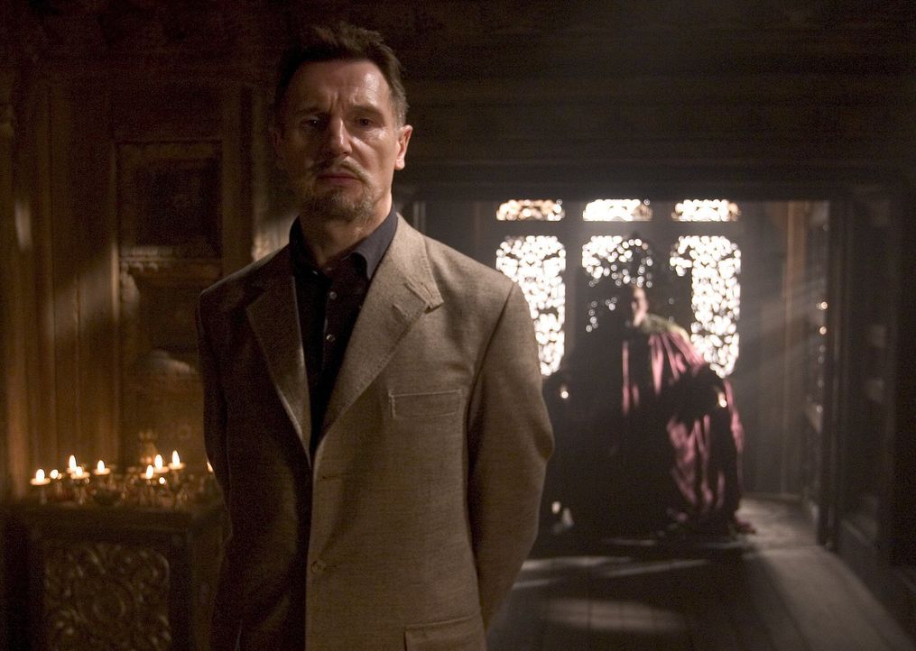 Spielt gekonnt ein doppeltes Spiel: Ra's Al Ghul (Liam Neeson) ... - Bildquelle: © 2005 Warner Brothers