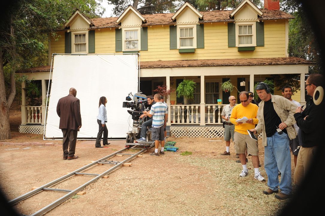 Bei den Dreharbeiten zu "Cold Case" - Bildquelle: Warner Bros. Television