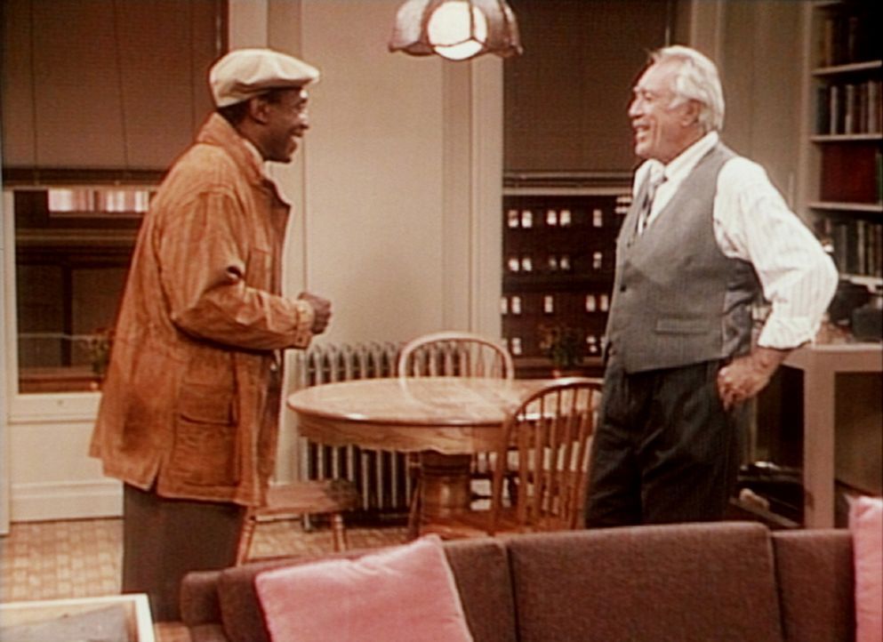 Am Ende gelingt es Cliff (Bill Cosby, l.), Theos Vermieter (Anthony Quinn, r.) zur Verlängerung des Mietvertrags mit seinem Sohn zu bewegen. - Bildquelle: Viacom