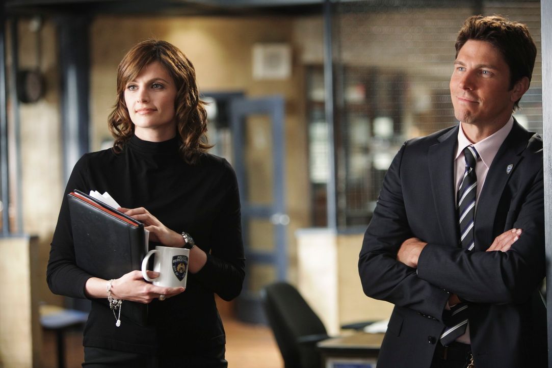 Beckett (Stana Katic, l.) ruft den Raubexperten Detective Demming (Michael Trucco, r.) um Hilfe, zum Ärger von Castle der überzeugt ist dass der Mor... - Bildquelle: ABC Studios