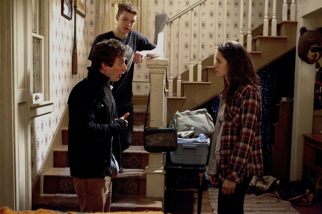 Die Tatsache, dass Lip (Jeremy Allen White, l.) die Schule schmeist, sorgt für einen Riesenstreit mit Fiona (Emmy Rossum, r.). Währenddessen erwisch... - Bildquelle: 2010 Warner Brothers