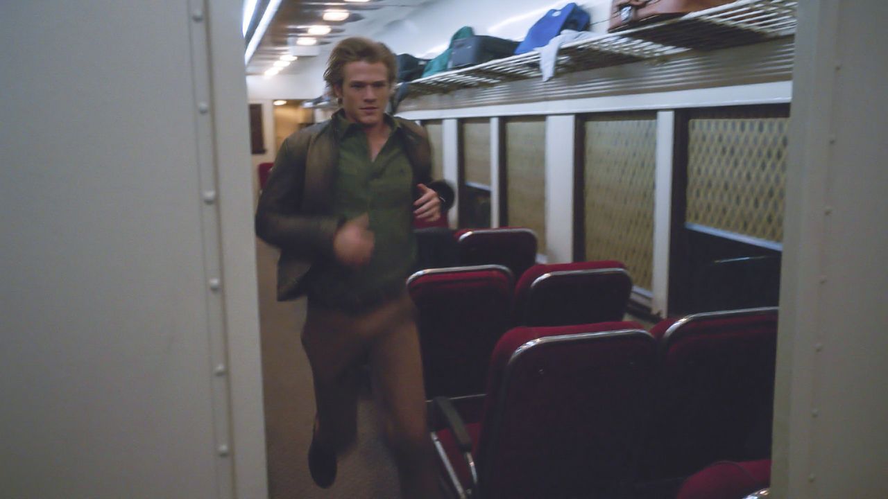Ausgestattet mit einer Stuhllehne, einer Vorhangstange und einem Zahnstocher, muss MacGyver (Lucas Till) einen maniupulierten Zug aufhalten, um eine... - Bildquelle: 2016 CBS Broadcasting, Inc. All Rights Reserved