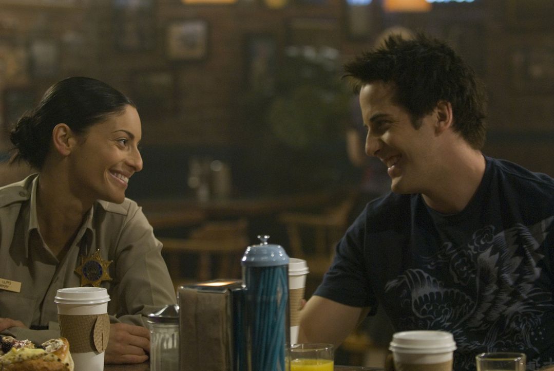 Nach alldem Schrecken genießen Jo (Erica Cerra, l.) und Zane Donovan (Niall Matter, r.)  einen Kaffee ... - Bildquelle: Universal Television