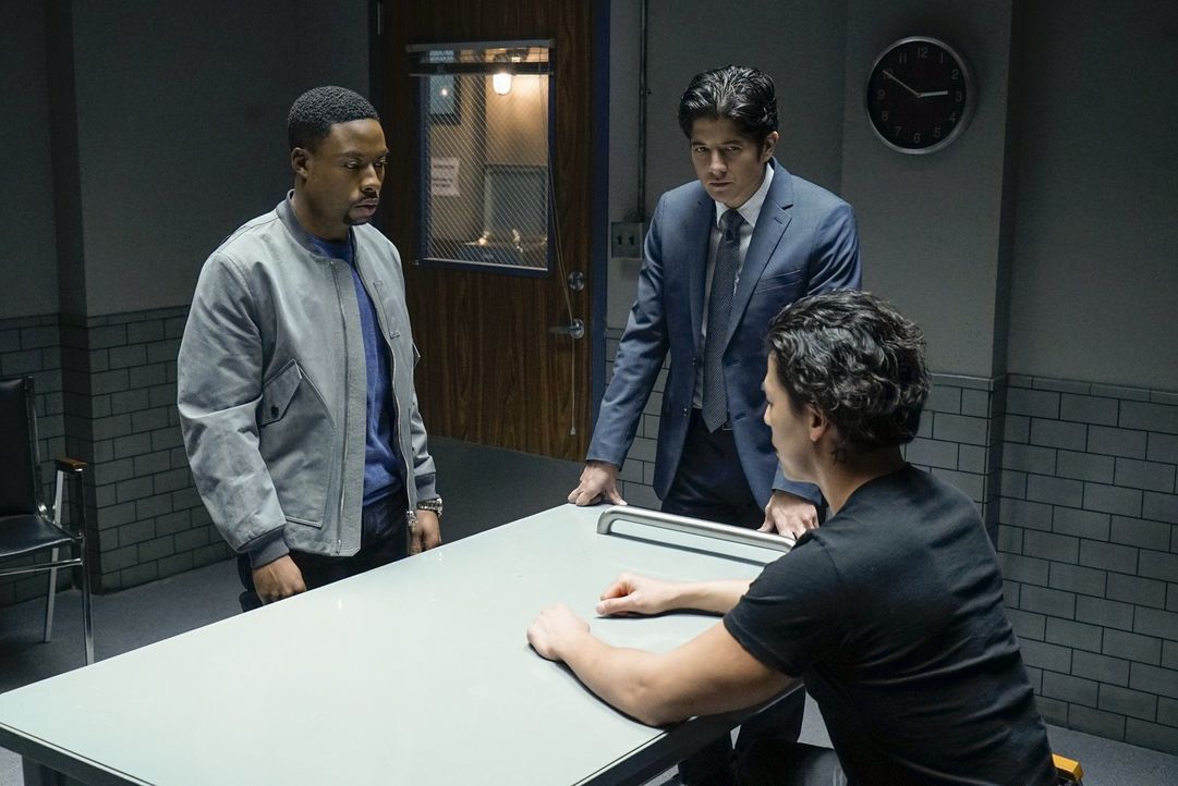 Kann Zho Tu (Rich Ting, r.) Lee (Jon Foo, M.) und Carter (Justin Hires, l.) Informationen über die Pläne der Quantou-Mafia geben? - Bildquelle: Warner Brothers