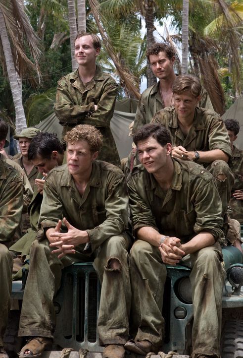 Bob (James Badge Dale, hinten r.), Chuckler (Josh Helman, vorne r.), Sid (Ashton Holmes, M. r.), Ronnie (Tom Budge, hinten l.) und die anderen müsse... - Bildquelle: Home Box Office Inc. All Rights Reserved.