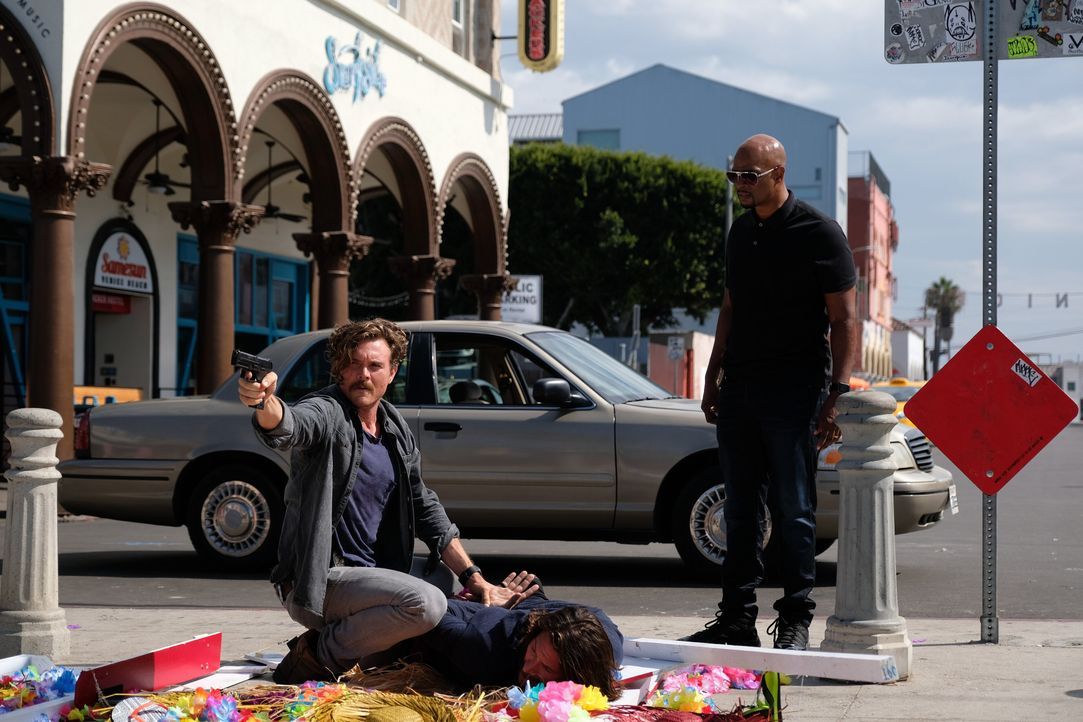 Nach einer schier endlosen Verfolgungsjagd zu Fuß kann Riggs (Clayne Crawford, l.) den Verdächtigen schließlich überwältigen, noch bevor Murtaugh (D... - Bildquelle: Warner Brothers