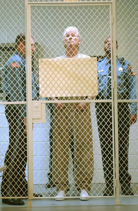 Nach 25 Jahren Haft soll der Serienkiller Roy Anthony (Barry Bostwick, M.) wegen guter Führung entlassen werden ... - Bildquelle: Warner Bros. Television