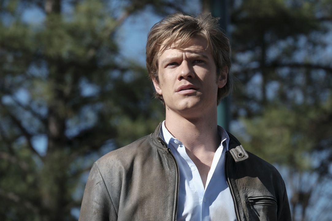 Muss sich und sein Team aus einer äußert schwierigen Lage retten: Angus MacGyver (Lucas Till) ... - Bildquelle: Guy D'Alema 2017 CBS Broadcasting, Inc. All Rights Reserved / Guy D'Alema