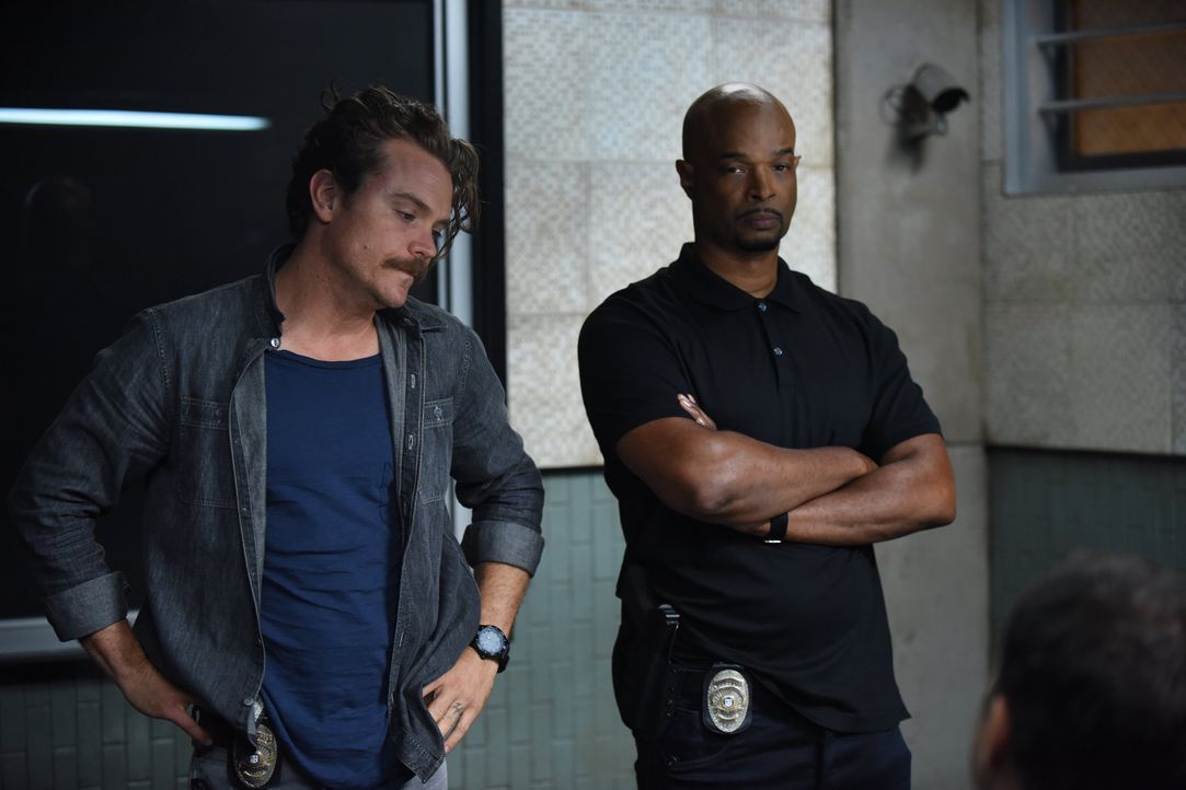 Während Murtaugh (Damon Wayans, r.) die Eifersucht plagt, reißen Riggs' (Clayne Crawford, l.) Alpträume alte Wunden aus der Kindheit auf. Doch ihre... - Bildquelle: Warner Brothers