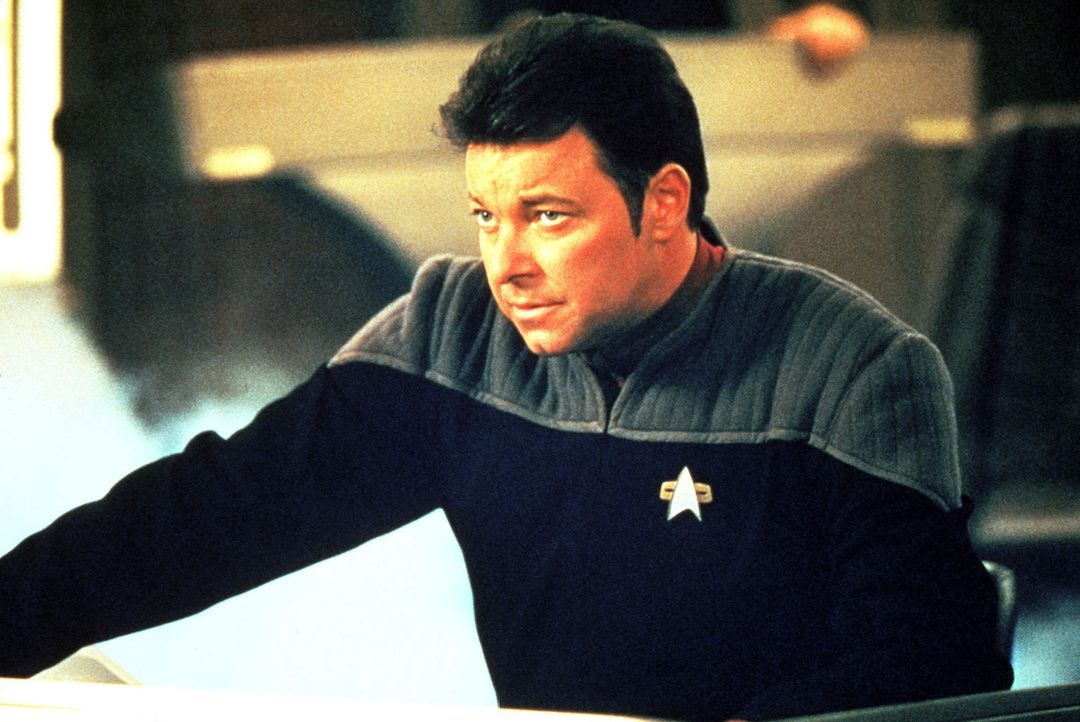 Commander Riker (Jonathan Frakes) will Captain Picard davon überzeugen, dass es notwendig ist, die "oberste Direktive" der Föderation zu missachte... - Bildquelle: Paramount Pictures