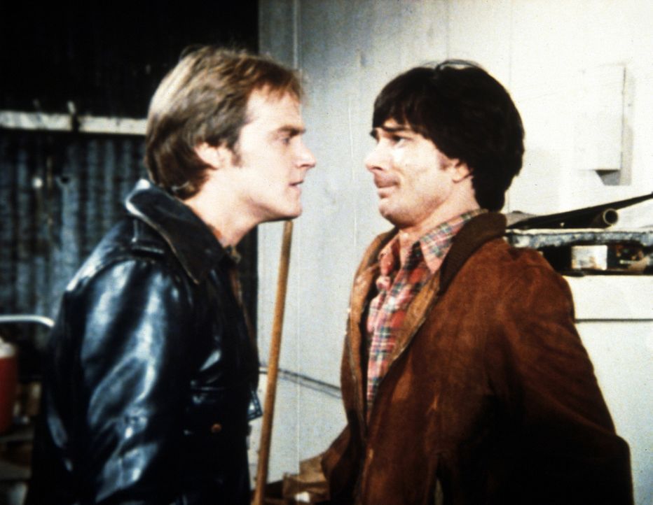 Jack (Michael Bowen, l.), der Anführer einer Jugendbande, will Arnie (Derrel Maury, r.) zwingen, einen Mord zu begehen. - Bildquelle: Worldvision Enterprises, Inc.
