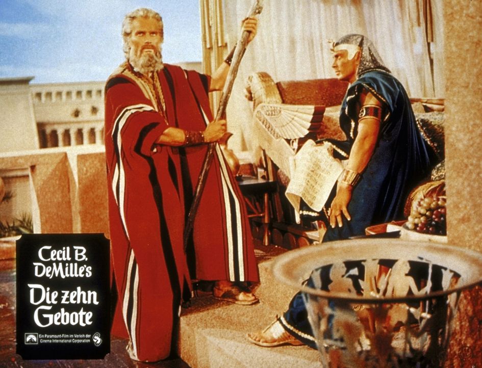 Ramses (Yul Brynner, r.) sieht in Moses (Charlton Heston, l.) einen Konkurrenten und fürchtet um seinen Thron ... - Bildquelle: Paramount Pictures