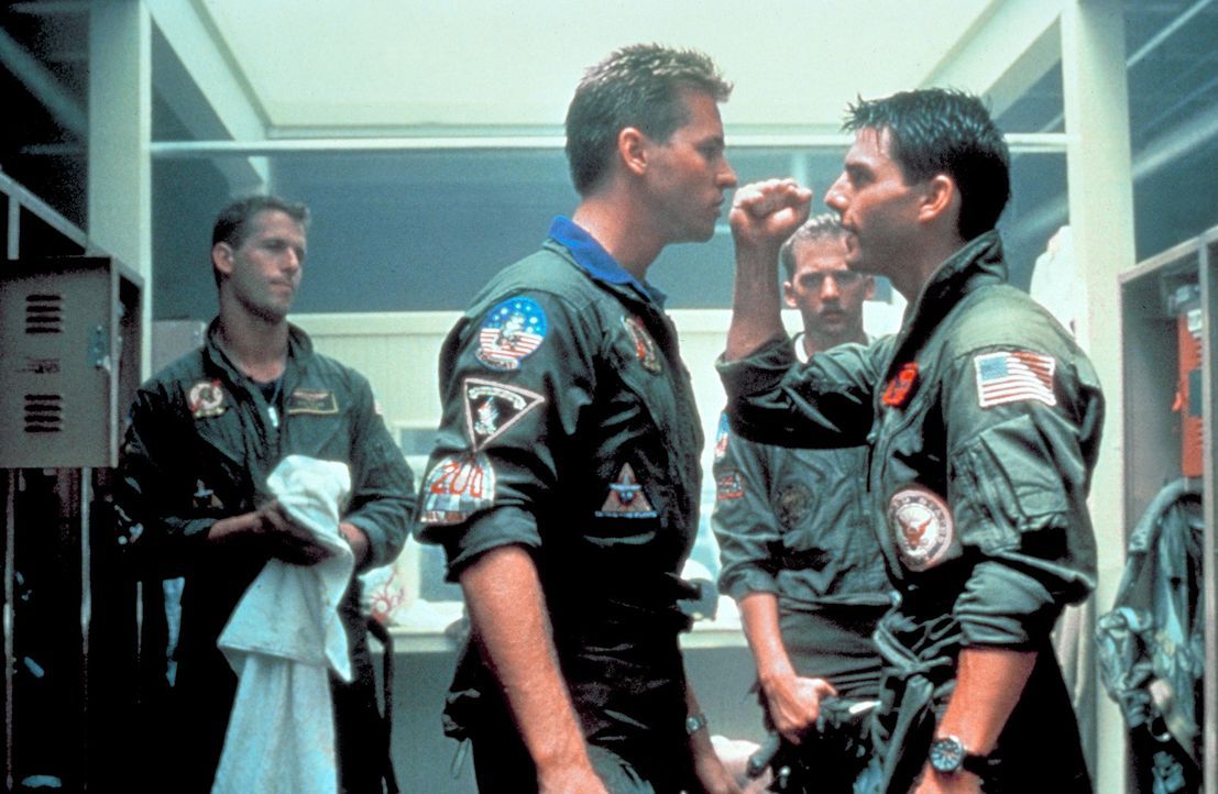 Die Rivalität zwischen den Kampfpiloten wird immer härter - es kommt zur offenen Konfrontation zwischen Maverick (Tom Cruise, r.) und seinem Dauer... - Bildquelle: PARAMOUNT PICTURES CORPORATION