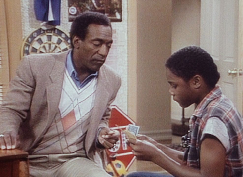 Cliff (Bill Cosby, l.) versucht, Theo (Malcolm-Jamal Warner, r.) mit Monopoly-Geld zu verdeutlichen, wie wenig er später verdienen wird, wenn er we... - Bildquelle: Viacom