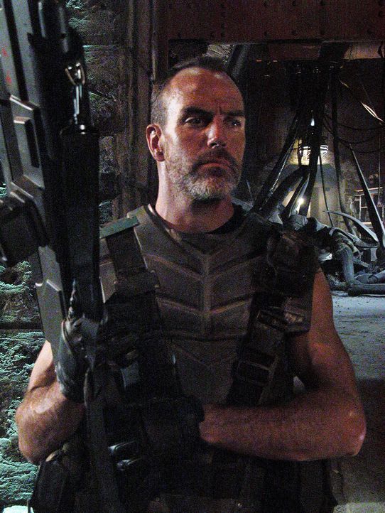 Gemeinsam mit den mobilen Infanteristen gelingt es Captain Dax (Richard Burgi) schließlich, die Bugs abzuwehren, doch inzwischen haben sich die cle... - Bildquelle: Sony Pictures