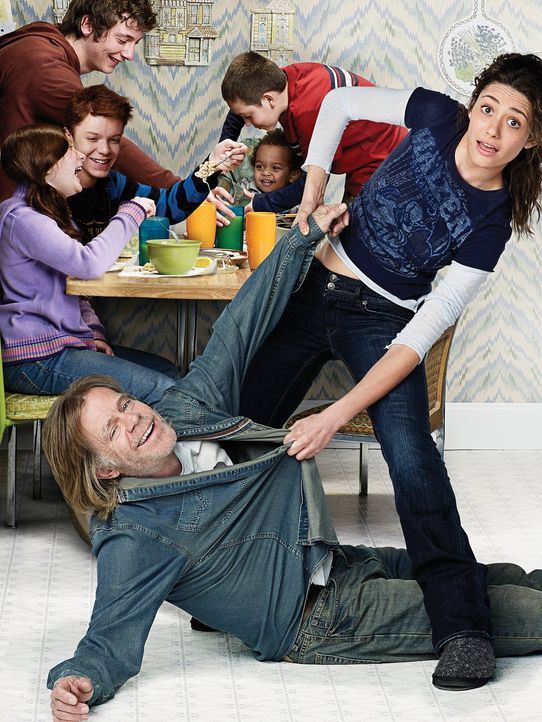 (1. Staffel) - Frank (William H. Macy, vorne l.), Fiona (Emmy Rossum, vorne r.), Liam (Blake/ Brennan Johnson, 2.v.r. hinten), Debbie (Emma Kenney,... - Bildquelle: 2010 Warner Brothers