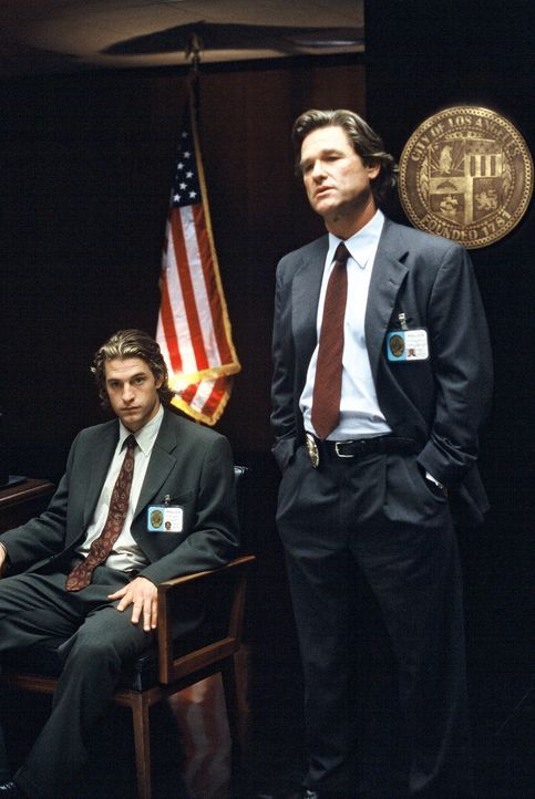 Als Cop Eldon Perry (Kurt Russell) mit seinem jungen Partner Bobby Keough (Scott Speedman, l.) die Ermittlungen in einem brutalen Raubmordfall aufni... - Bildquelle: Tobis Film