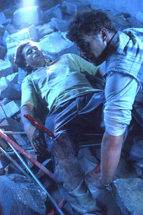 Als Frank (Justin Melvey, l.) bei einem Nachbeben schwer verletzt wird, wagt Harland (Joe Miller, r.) das schier Unmögliche ... - Bildquelle: Regent Productions