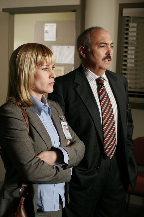 Allison (Patricia Arquette, l.) berichtet Staatsanwalt Manuel Devalos (Miguel Sandoval, r.) von ihrer Vermutung … - Bildquelle: Paramount Network Television
