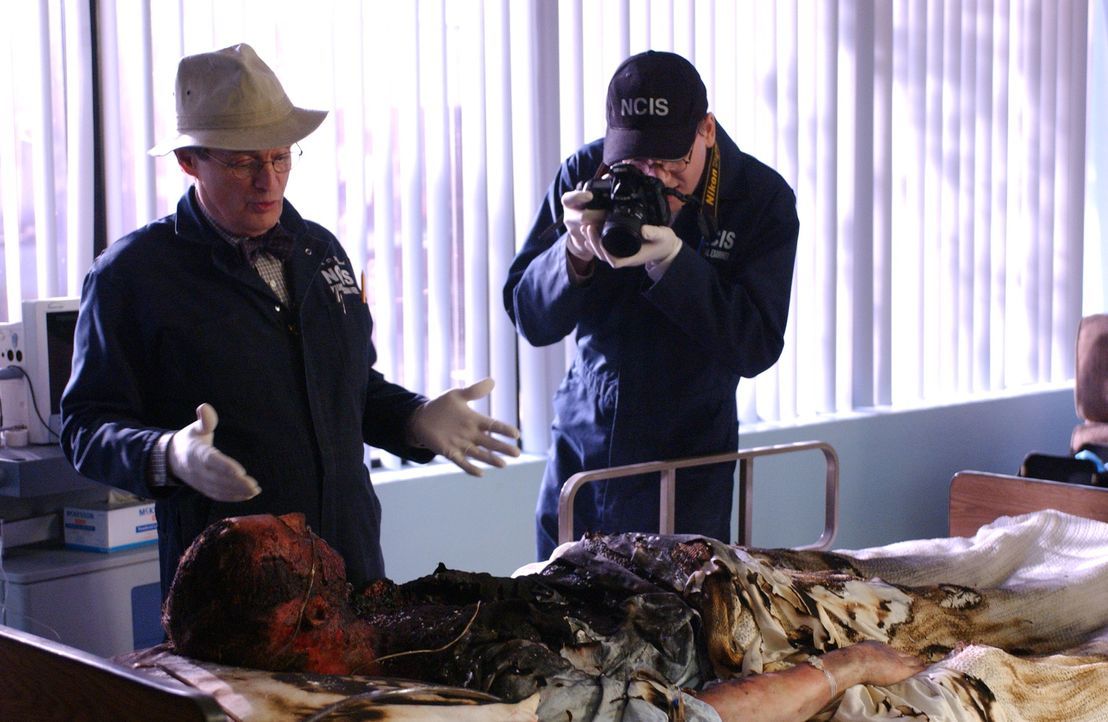 Im Navy-Krankenhaus stirbt ein Commander auf spektakuläre Weise, er explodiert von innen heraus. Ducky (David McCallum, l.) und Jimmy (Brian Dietzen... - Bildquelle: CBS Television