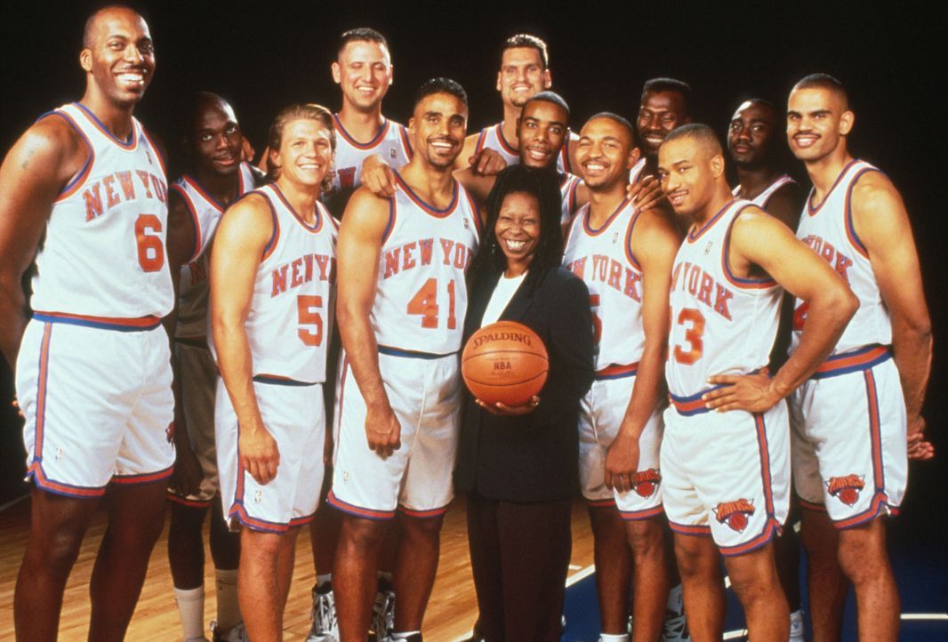 Coach Eddie (Whoopie Goldberg, M.) und ihre Schützlinge, die New York Knicks ... - Bildquelle: Myles Aronowitz Buena Vista Pictures