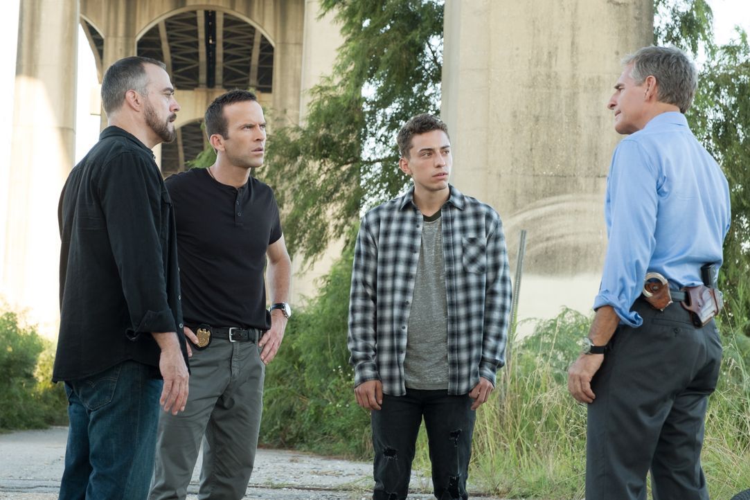 (v.l.n.r.) Officer Carter (Robert Neary); Special Agent Christopher LaSalle (Lucas Black); Mateo Diaz (Octavio Rodriguez); Special Agent Dwayne Prid... - Bildquelle: Patti Perret 2018 CBS Broadcasting, Inc. All Rights Reserved / Patti Perret
