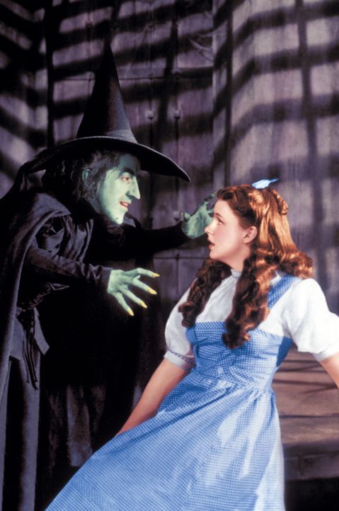 Da Dorothy (Judy Garland, r.) bei ihrer Ankunft im magischen Land Oz direkt auf der bösen Hexe des Ostens gelandet ist und diese den Sturz nicht übe... - Bildquelle: Warner Bros.