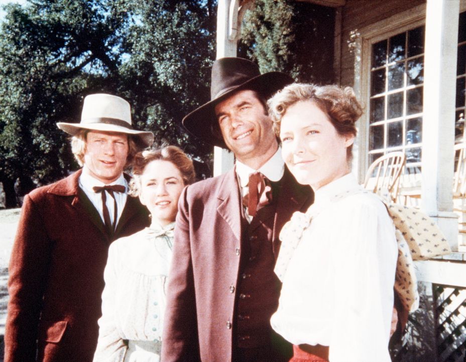 Almanzo Wilder (Dean Butler, l.) und John Carter (Stan Ivar, 2.v.r.) verabschieden sich von ihren Frauen Laura (Melissa Gilbert, 2.v.l.) und Sarah (... - Bildquelle: Worldvision