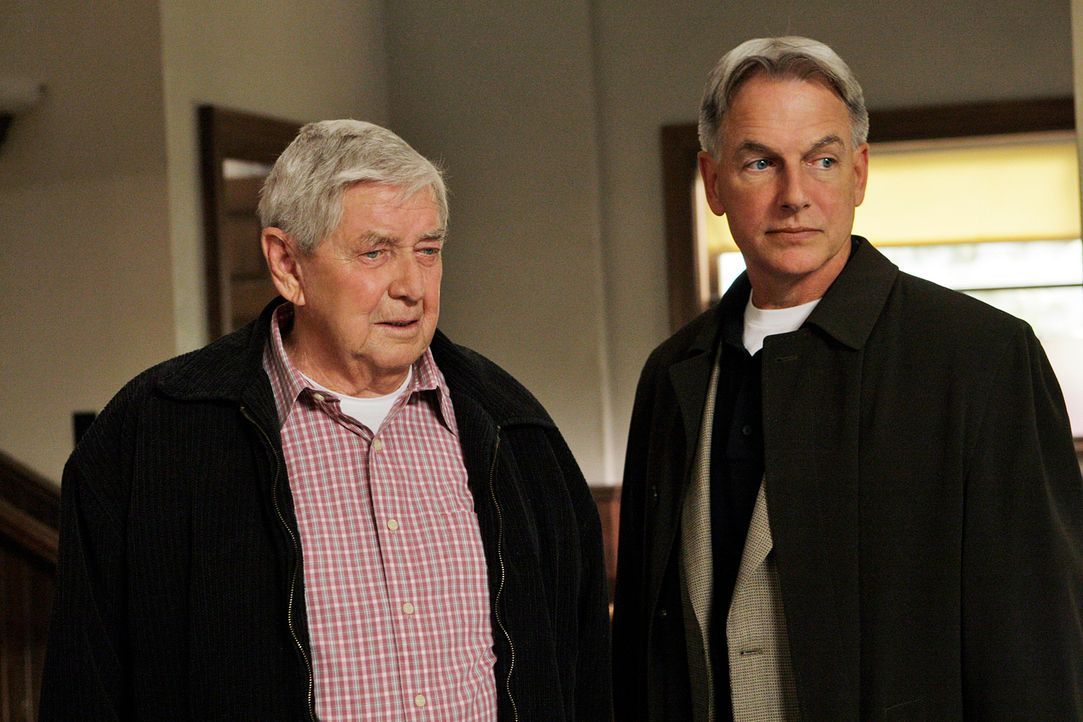 Während der Ermittlungen an einem neuen Mordfall bekommt Gibbs (Mark Harmon, r.) Besuch von seinem Vater (Ralph Waite, l.) ... - Bildquelle: CBS Television