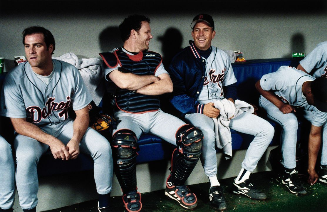 Billy Chapel (Kevin Costner, 3.v.l.) ist seit nunmehr 20 Jahren passionierter und erfolgreichster Baseball-Spieler der Detroit Tigers und an einem W... - Bildquelle: 1999 Universal Studios. All Rights Reserved.