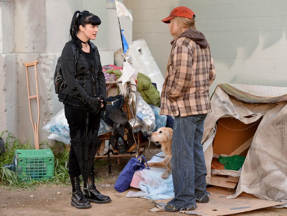 Im aktuellen Fall des NCIS-Teams spielt ein obdachloser Kriegsveteran eine wichtige Rolle. Bei ihren Recherchen lernt Abby (Pauley Perrette, l.) ein... - Bildquelle: CBS Television