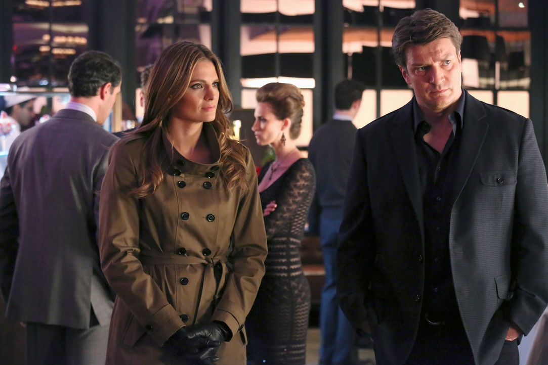 Castle (Nathan Fillion, r.) ist nicht sonderlich begeistert, dass Beckett (Stana Katic, l.) den Milliardär beschützen soll ... - Bildquelle: ABC Studios