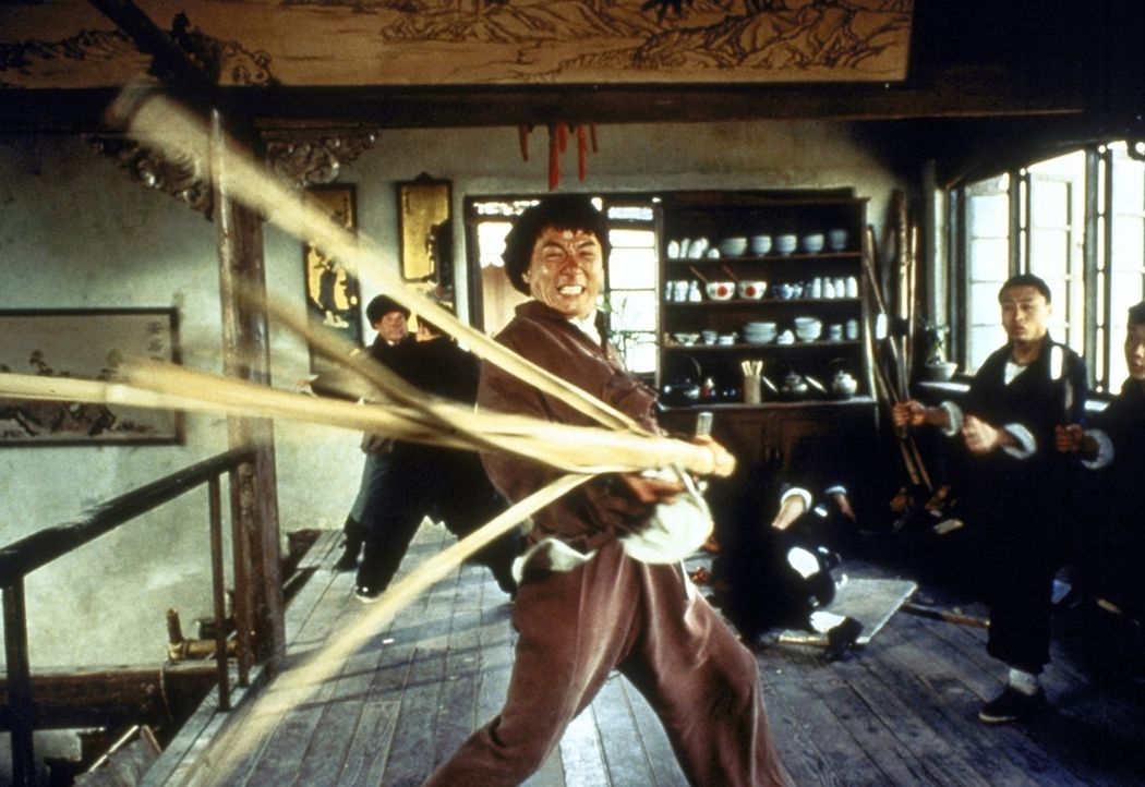 Wong Fei-Hong (Jackie Chan, M.) tritt den Schergen des korrupten britischen Konsuls mit seinem 'Drunken Fist'-Kampfstil entgegen und kann sich mit s... - Bildquelle: Miramax Films