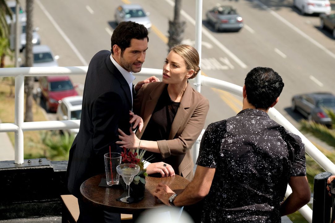 Lucifer (Tom Ellis, l.); Chloe (Lauren German, M.) - Bildquelle: 2017 Fox Broadcasting Co.