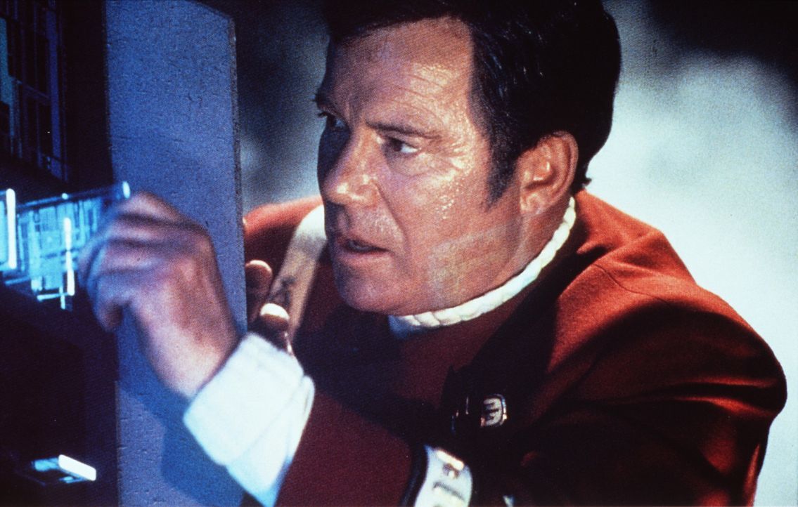 Captain Kirk (William Shatner) riskiert wieder einmal Kopf und Kragen ... - Bildquelle: Paramount Pictures