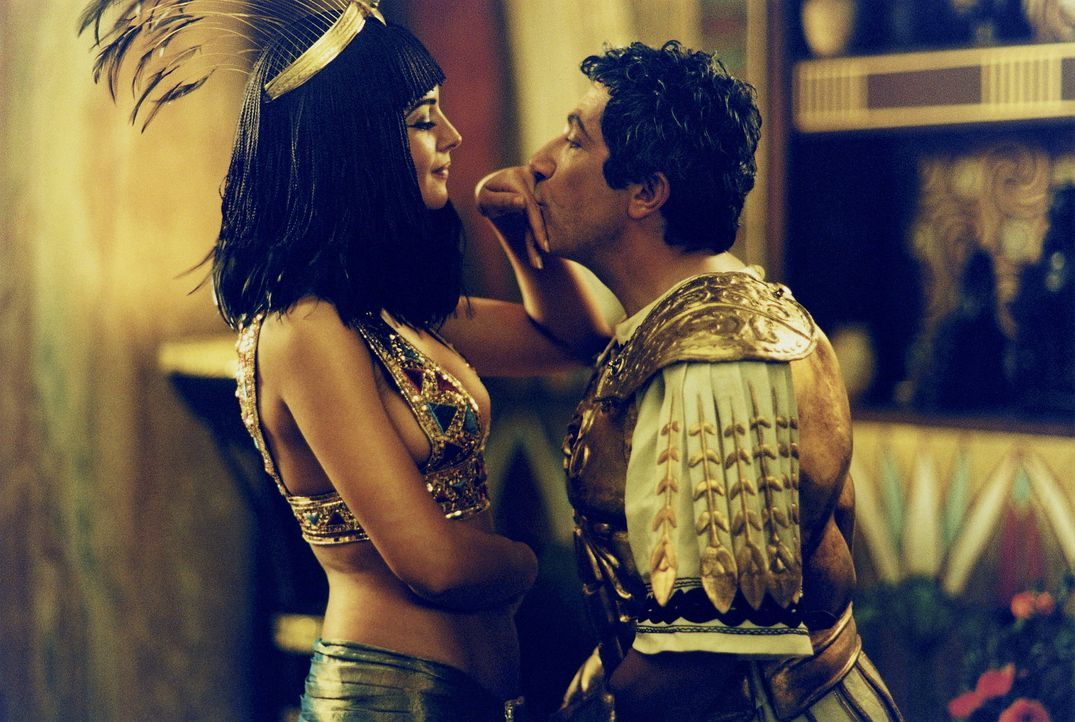 Die bildschöne Cleopatra (Monica Bellucci, l.) hat mit Julius Cäsar (Alain Chabat, r.) eine Wette am Laufen. Sie behauptet, dass es ihr gelingen w... - Bildquelle: Tobis StudioCanal