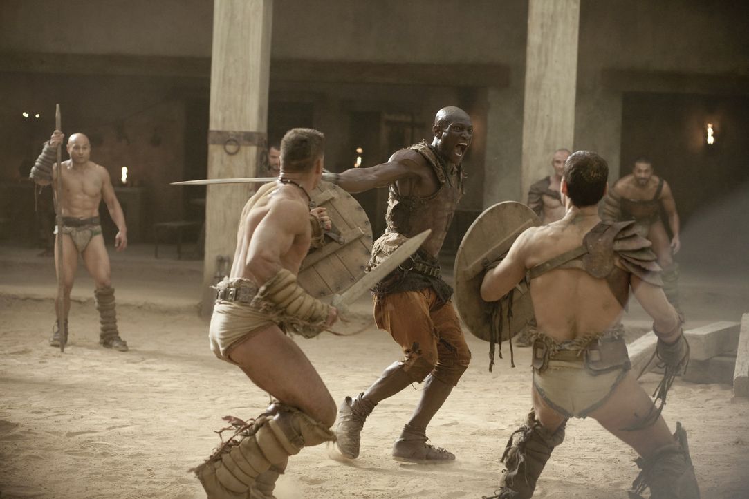 Nur Drago (Peter Mensah, M.) weiß, wie der Titan der Arena, Theokoles, tickt. Deshalb bereitet er Spartacus (Andy Whitfield, r.) und Crixus (Manu B... - Bildquelle: 2010 Starz Entertainment, LLC