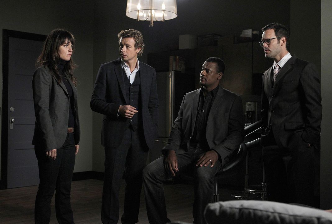 Bei den Ermittlungen in einem neuen Fall, stoßen Teresa (Robin Tunney, l.) und Patrick (Simon Baker, 2.v.l.) auf Steve Penn (Eric John Bentley, 2.v.... - Bildquelle: Warner Bros. Television