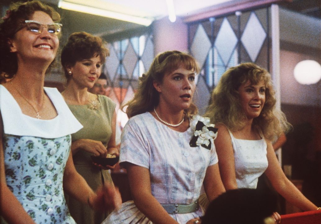 Peggy Sue (Kathleen Turner, 2.v.r.) genießt das Zusammensein mit ihren Freundinnen Maddy (Joan Allen, l.) und Carol (Catherine Hicks, r.) ... - Bildquelle: TriStar Pictures