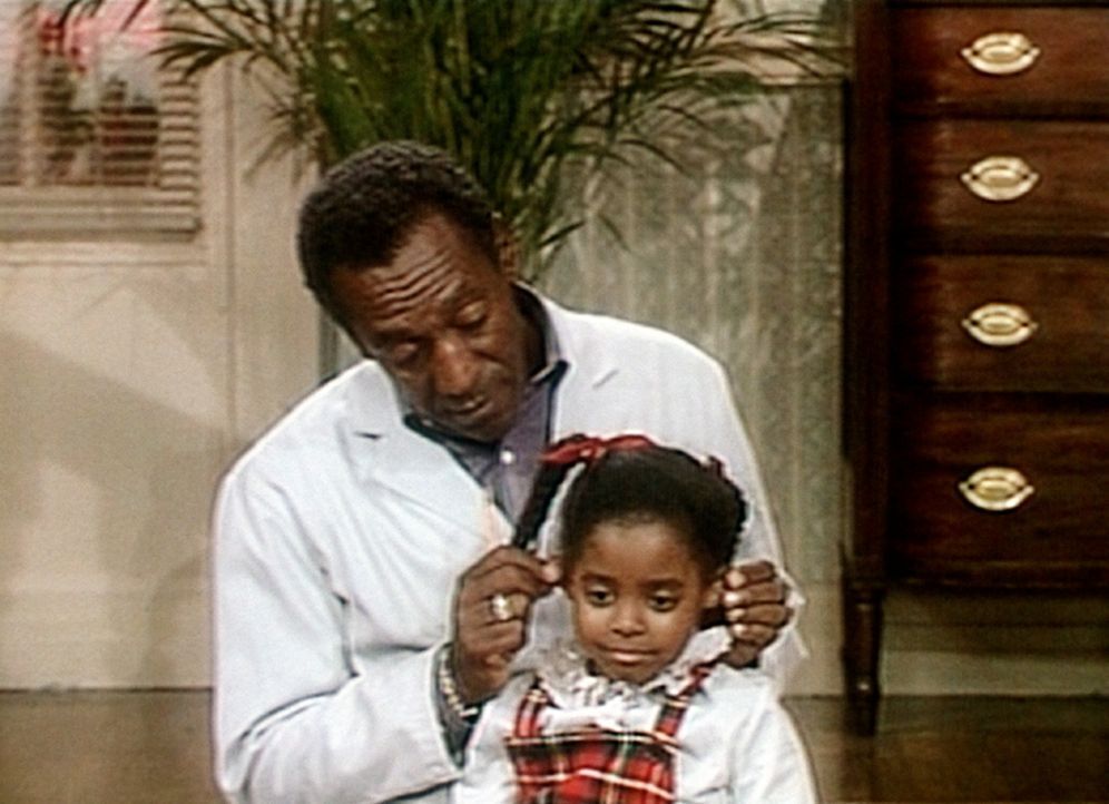 Cliff (Bill Cosby, l.) muss seine kleine Rudy (Keshia Knight Pulliam, r.) nach einer Hänselei an ihrem ersten Schultag wieder aufmuntern. - Bildquelle: Viacom