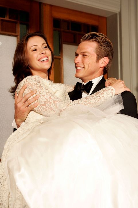 Nach der Trauung trägt Dex (Jason Lewis, r.) seine Phoebe (Alyssa Milano, l.) über die Schwelle ... - Bildquelle: Paramount Pictures