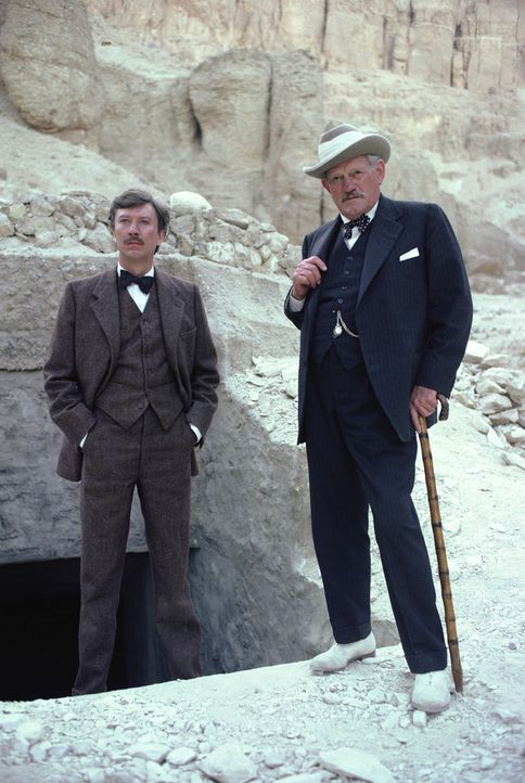 Carter (Robin Ellis, l.) und Lord Carnarvon (Harry Andrews, r.) suchen verbissen nach der - Bildquelle: Columbia Pictures