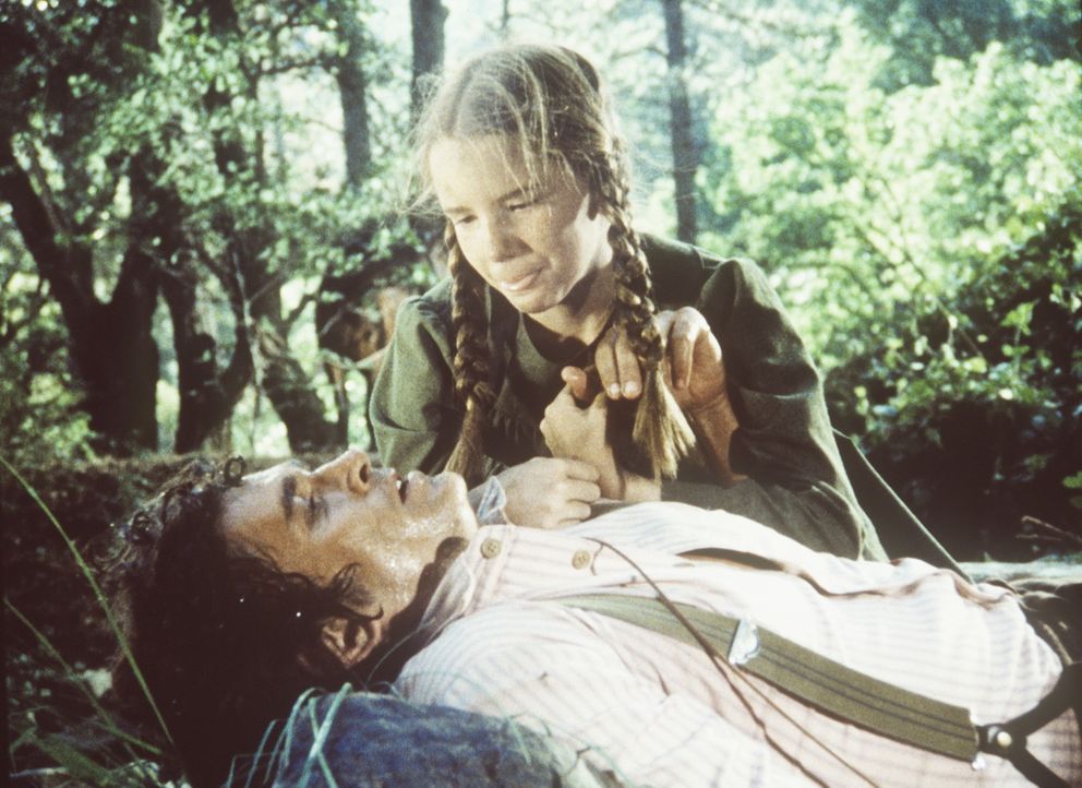 Laura (Melissa Gilbert, r.) muss den schwer verletzten Charles (Michael Landon, liegend) aus der Wildnis retten. - Bildquelle: Worldvision
