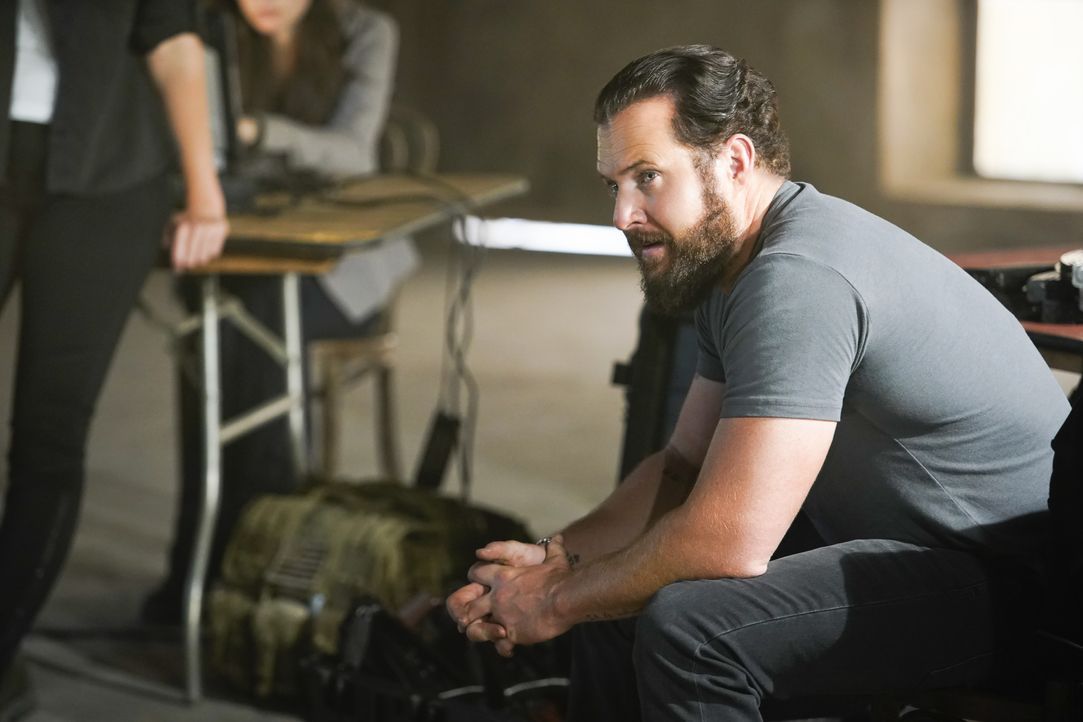 Die Mission steht für Sonny (A.J. Buckley) und das SEAL Team auf der Kippe, als sich ein Leibwächter der Zielperson als Bekannter von Jason herausst... - Bildquelle: Erik Voake Erik Voake/CBS   2017 CBS Broadcasting, Inc. All Rights Reserved. / Erik Voake